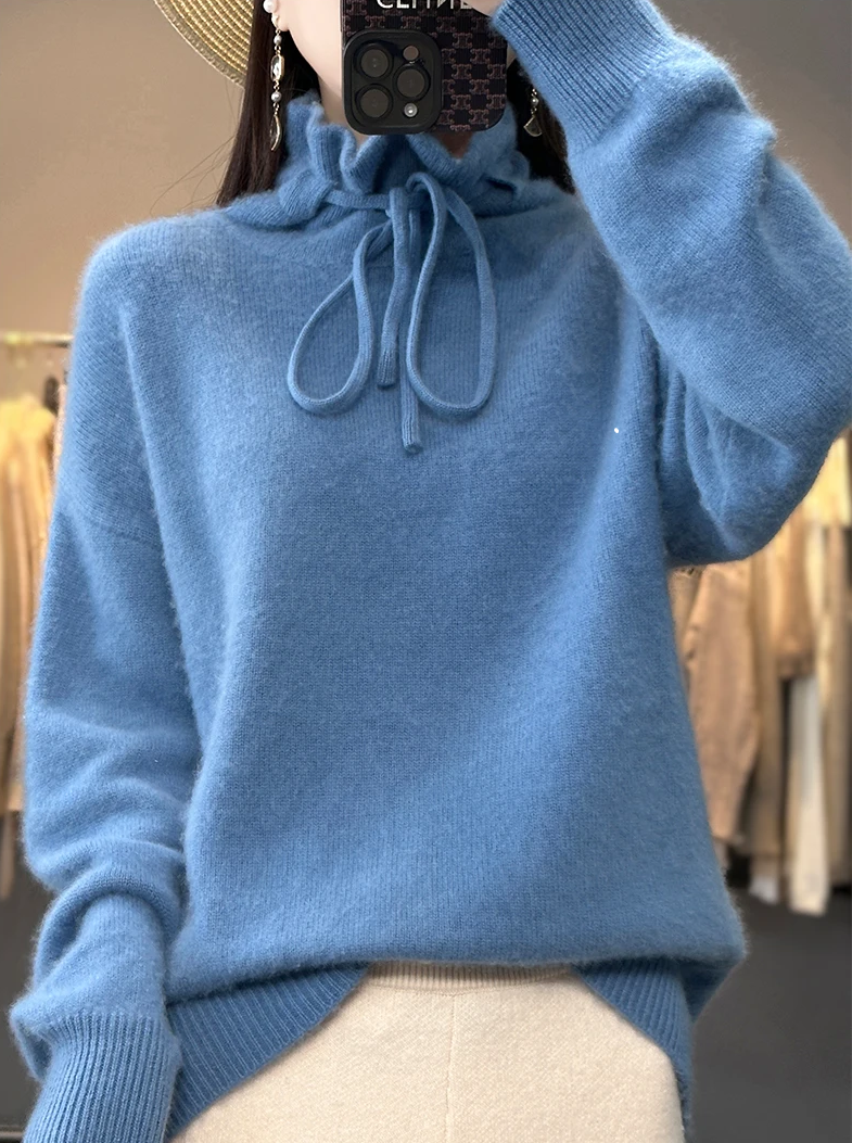 Jutta - Blue sweater with turtleneck and bow